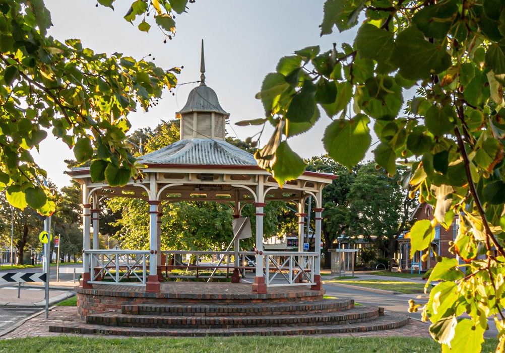 Maffra Town 7kms away from Happy Days Accommodation in Tinamba Gippsland Victoria
